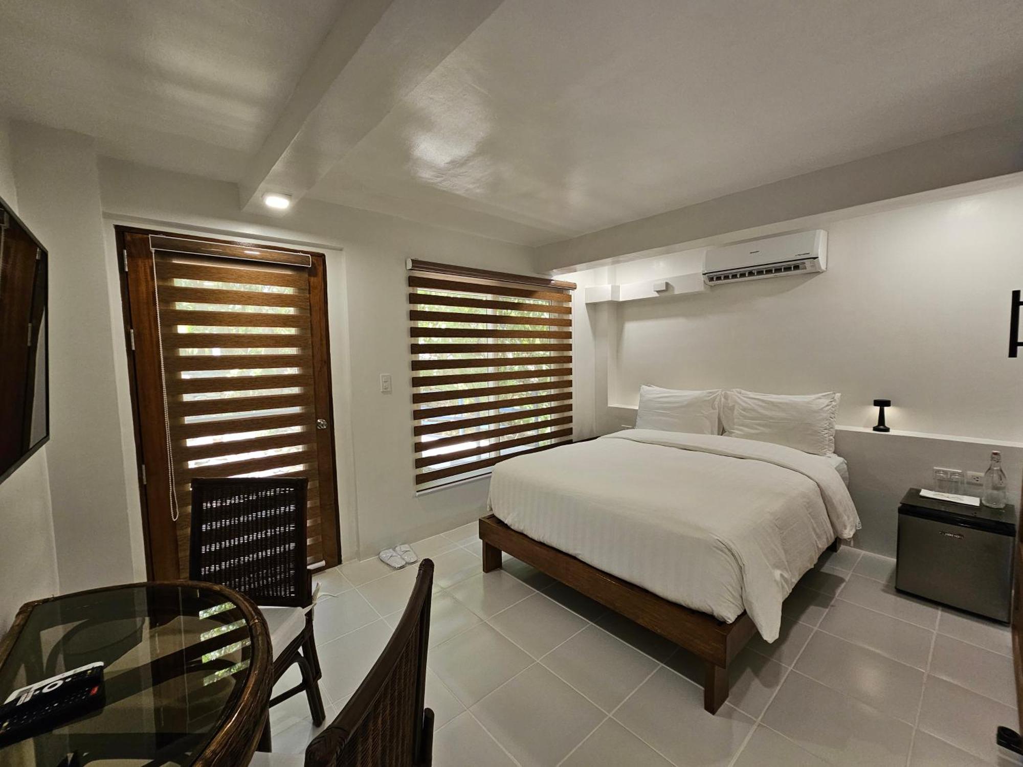 Edgewater Dive & Spa Resort Puerto Galera Exterior foto